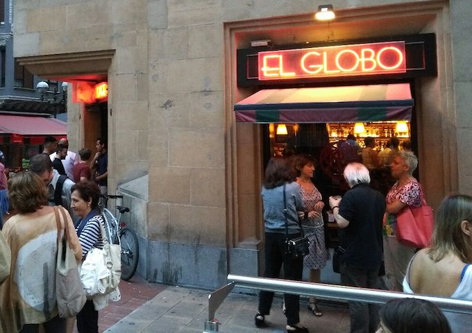 El Globo, outside